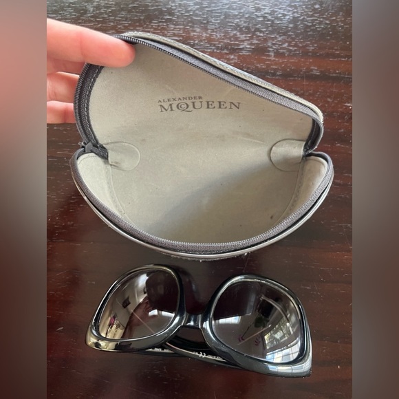 ALEXANDER MCQUEEN SUNGLASSES AMQ 4190/S BLACK  SJH-N3 AUTHENTIC with a case - Picture 4 of 5